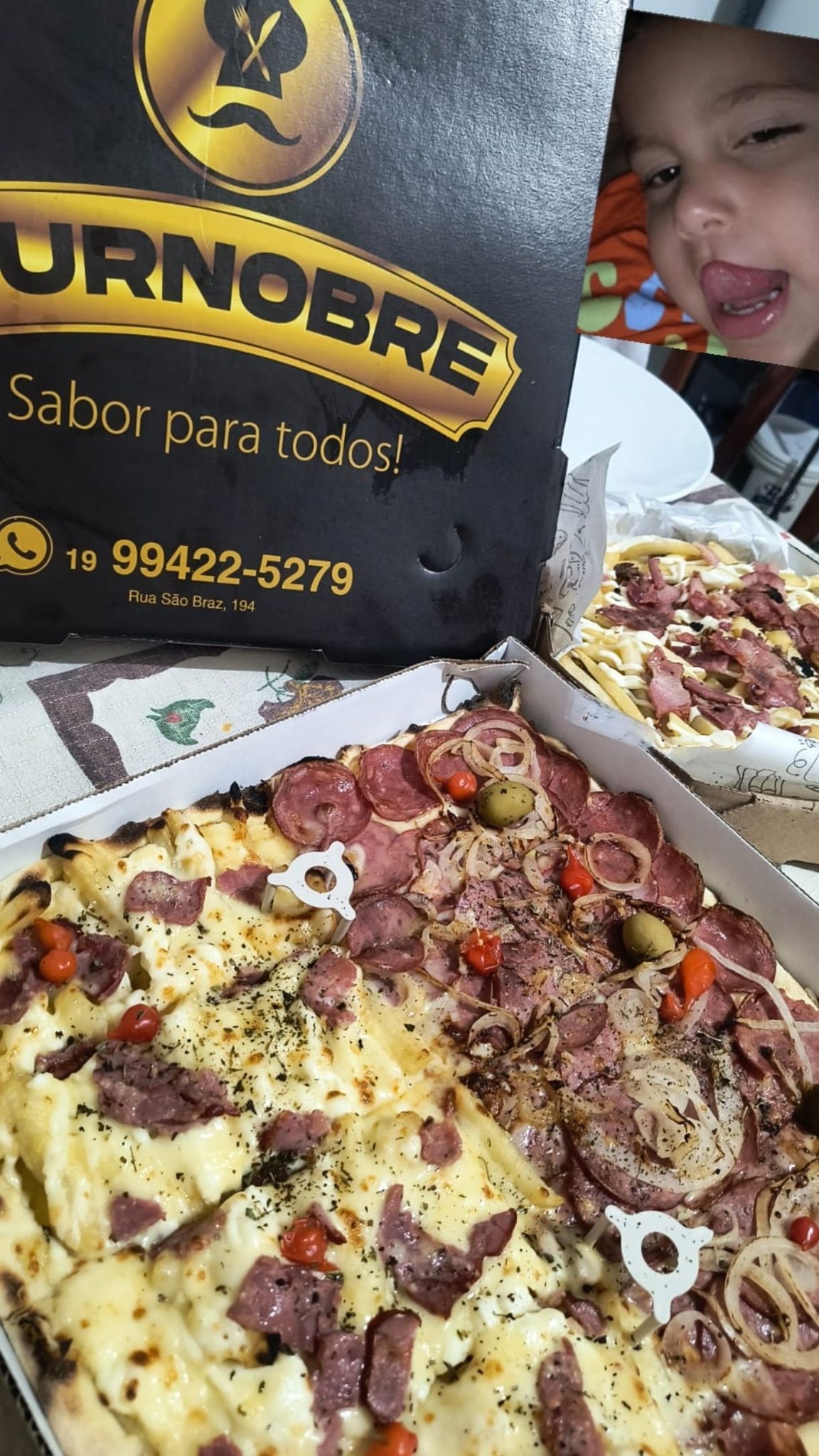 Cliente Furnobre com pizza