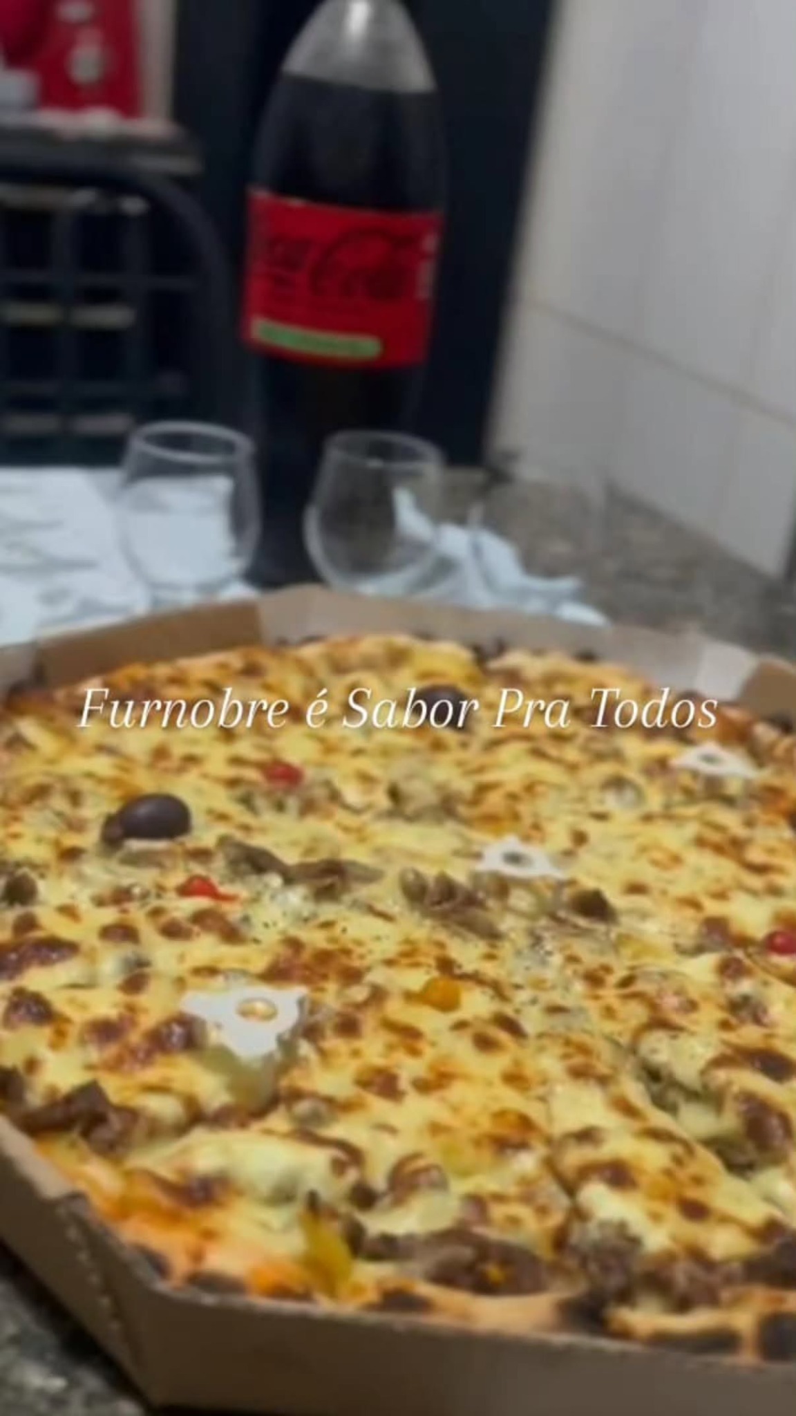 Pizza Furnobre na mesa de cliente